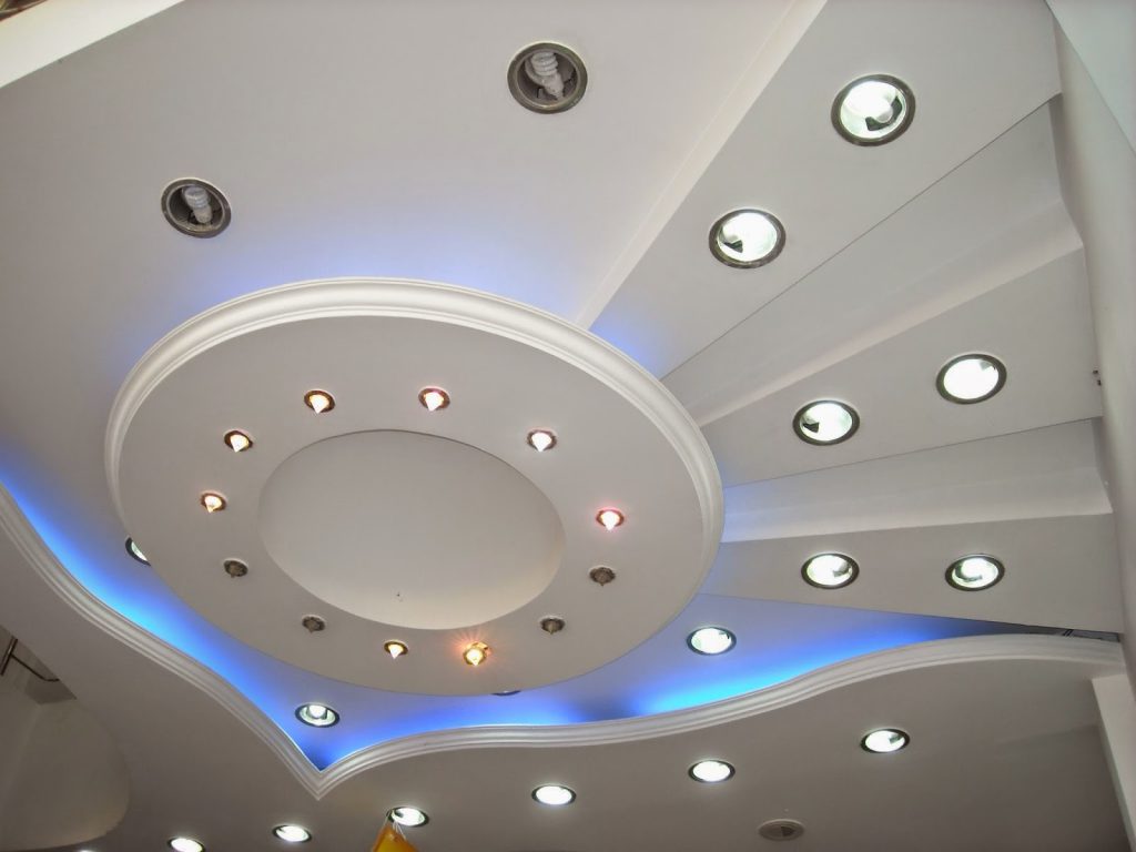 Точечное освещение потолка